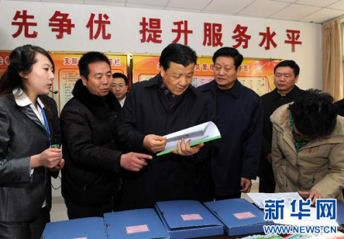 這是1月14日，劉云山在榆林市榆陽區金陽小區調研社區黨建工作。 新華社記者饒愛民攝