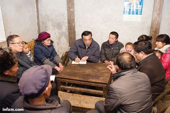 2012年12月27日至30日，中共中央政治局常委、國務院副總理李克強到江西九江、湖北恩施調研。這是12月29日，李克強在湖北恩施龍鳳鎮青堡村與村民座談。 （黃敬文/新華社/圖）