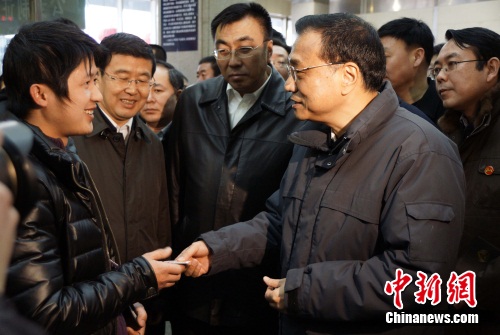 李克強包頭看望返鄉(xiāng)農(nóng)民工：我是給你們打工（圖）