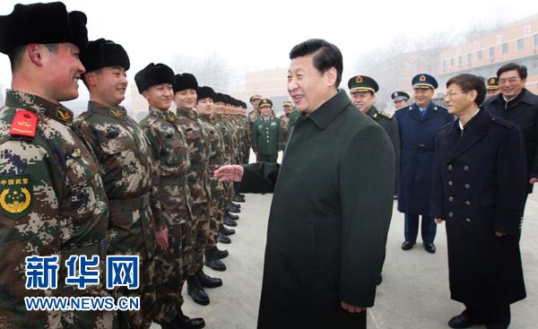 資料圖：習近平在武警北京市總隊十三支隊向新兵詳細了解新兵訓練和生活情況。