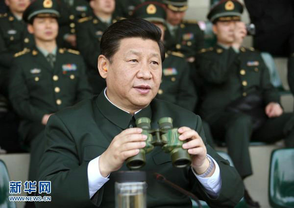 資料圖：習近平在廣州軍區某部訓練場觀摩實兵實彈演練。