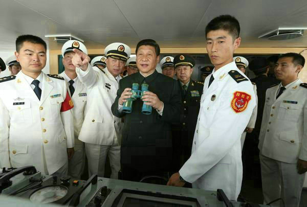資料圖：習近平在海軍“海口艦”上視察。