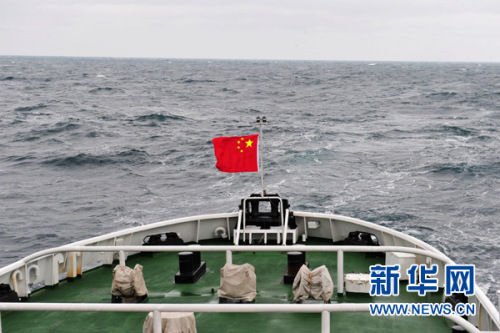 2月9日，中國海監137船在釣魚島海域巡航。 2月9日，除夕，中國海監船編隊在釣魚島海域進行常態化巡航。這是在中華民族最為重要的傳統節日——春節期間，中國公務船首次在我國釣魚島海域巡航。 新華社記者 張建松 攝