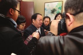 3月2日，全國政協委員、國家工商總局局長周伯華接受媒體記者的采訪。圖/記者殷建軍