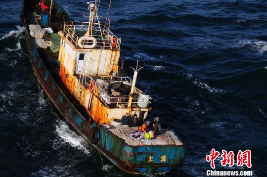 交通部北海救助飛行隊(duì)成功救助一斷腿漁民（圖）