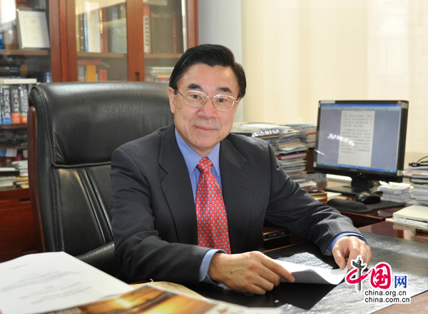 全國政協委員、中國翻譯協會秘書長、中國外文出版發行事業局副局長黃友義接受采訪。中國網 汪瑋 攝