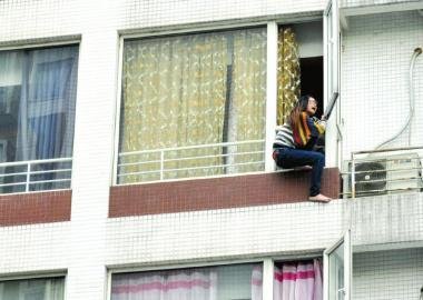 輕生女子腳打滑瞬間被消防員拉住救回(組圖)