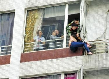 輕生女子腳打滑瞬間被消防員拉住救回(組圖)