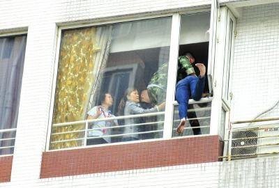 輕生女子腳打滑瞬間被消防員拉住救回(組圖)