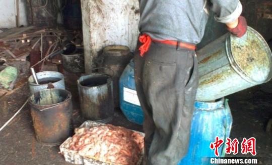 網曝浙江一窩點疑用“病死豬”煉油經查系工業用途
