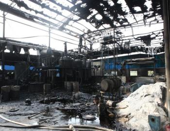 石化制品廠發生大火并爆炸火苗四躥房頂被炸飛