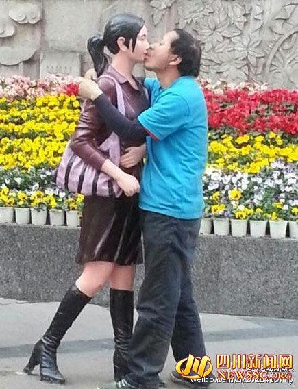 另一位奇葩男熱吻假模特