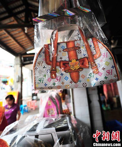 清明祭掃商業味濃引爭議 有人掃墓時燒“小姐”