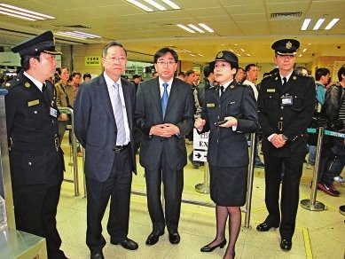 高永文(左三)及黎棟國(左二)昨(3日)視察羅湖出入境管制站傳染病防控措施，聽取海關(guān)前線人員講解各項(xiàng)防控詳情。香港《大公報(bào)》