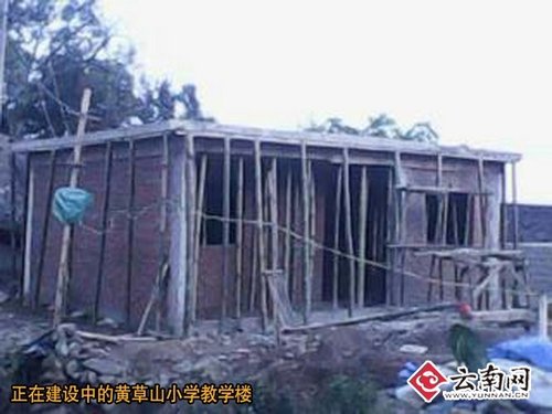 云南農(nóng)村小學(xué)掛不起國(guó)旗 破竹籃當(dāng)籃框(組圖)