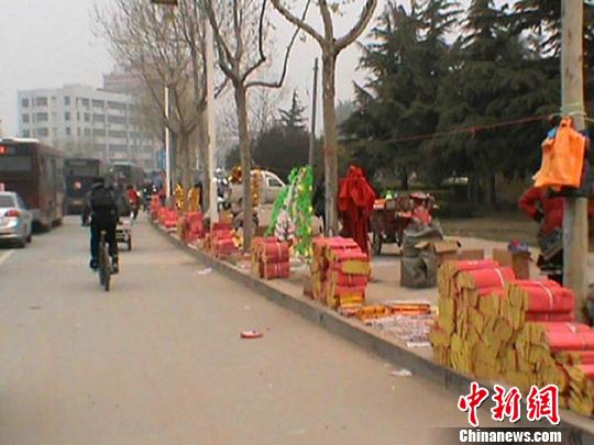 鮮花熱銷紙錢遇冷鄭州清明市場冰火兩重天（圖）