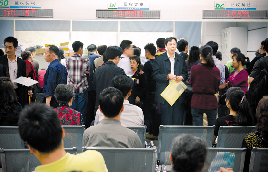 　　3月，廣州市房地產交易登記中心人滿為患 羊城晚報記者 艾修煜 攝