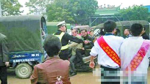 廣東一交警被指拔槍指揮交通 官方稱為制止械斗