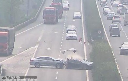 轎車高速倒車釀慘劇造成一人死亡兩人受傷（圖）