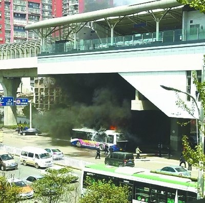 武漢一公交輕軌站下自燃燒毀輕軌運行未受影響