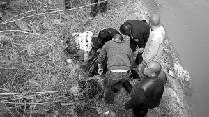 熱心救人者不會水套救生圈救輕生男被卷走（圖）