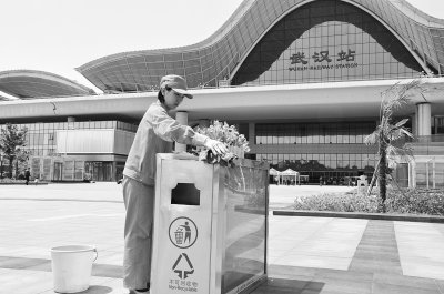 女大學生瞞男友報名當環衛工 每天開車上班(圖)