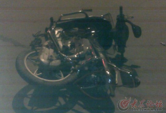　　死者張峰夫婦所騎的摩托車前車輪被撞飛（圖片源于網絡）