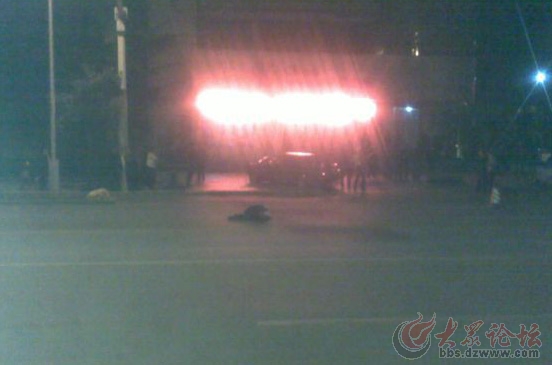 　　3月22日晚，棗莊市山亭區(qū)市民張峰夫婦被撞致死，撞人者為山亭區(qū)交通局稽查大隊稽查員（圖片源于網(wǎng)絡(luò)）