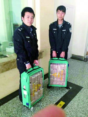 儲(chǔ)戶取500萬(wàn)元拎不動(dòng)報(bào)警求助被疑為何不轉(zhuǎn)賬