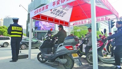 “中國式過馬路”致武漢一年浪費(fèi)4800萬元（圖）