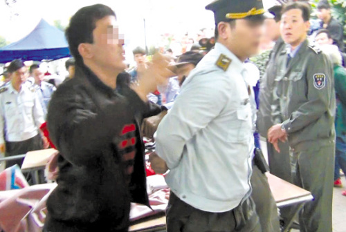 網曝城管執法遇逆襲被掐脖子不還手（圖）