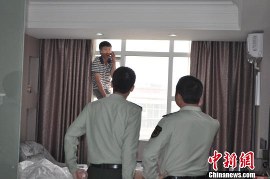 圖為消防官兵對欲跳樓的男子進(jìn)行勸說。　何楊　攝src=