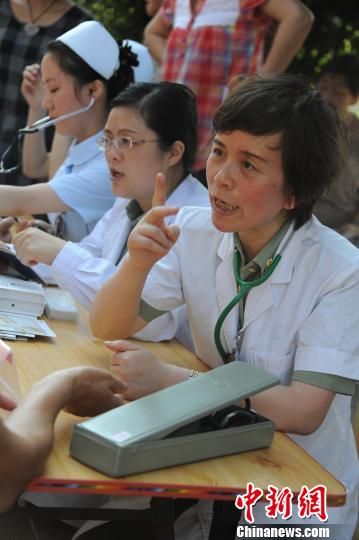 女軍醫王靜：看一次病，就對病人負責一輩子