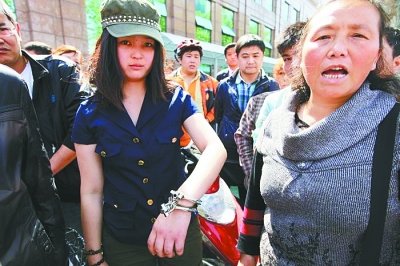 女孩做好事被銬續：涉事女子曾打砸破壞酒吧