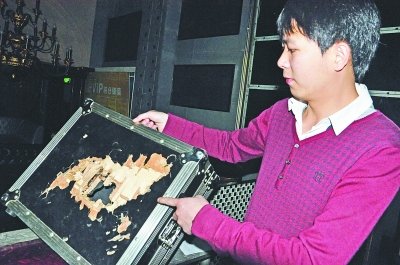 女孩做好事被銬續：涉事女子曾打砸破壞酒吧