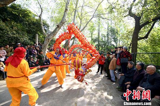 逾400年歷史無錫惠山廟會“活態(tài)”非遺引十萬游人