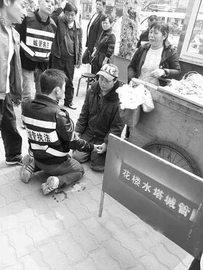 小販車被扣下跪求情城管為防誤會與其“對跪”