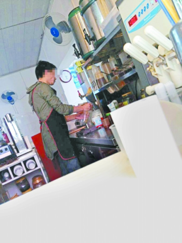 昨日，沙坪壩區“冰雪公主”奶茶店，店員正在給顧客沖奶茶。 記者廖嫻雅 攝