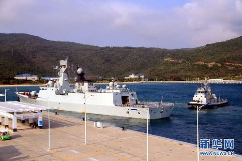 4月10日，衡水艦緩緩駛離碼頭。新華軍事記者楊雷攝