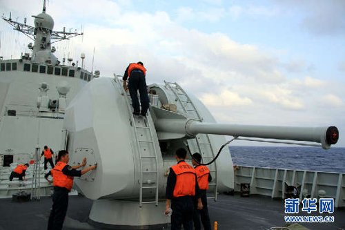 4月13日，在大風(fēng)浪等惡劣天氣間隙，蘭州艦官兵正在進(jìn)行除鹽作業(yè)。新華軍事記者楊雷