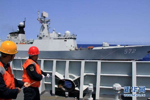 4月14日，蘭州艦和衡水艦進(jìn)行模擬補(bǔ)給訓(xùn)練。新華軍事記者楊雷攝