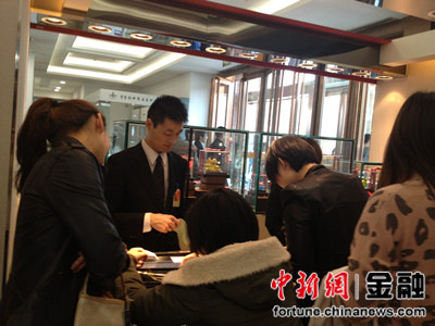 記者調查黃金零售市場哪里購金最劃算？（圖）