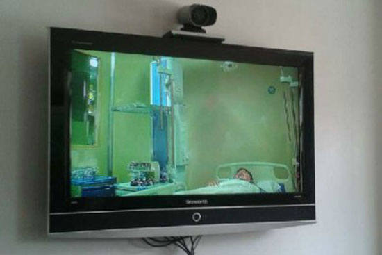 河南省第三例H7N9患者目前正在鄭州市六院接受隔離治療，能坐起來，還通過醫(yī)院視頻向大家招手。