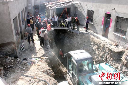 圖為救援人員用大型機械挖開地面進行救援。　達林塔　攝