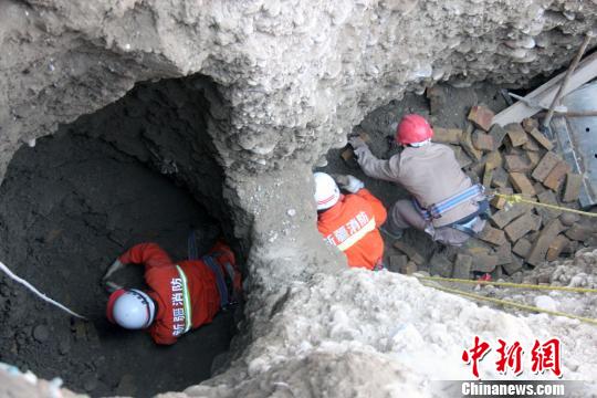 圖為當地救援人員用手挖泥土。　達林塔　攝