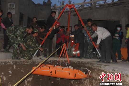圖為救援人員將被困人員升至地面。　達林塔　攝