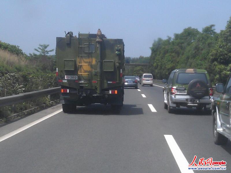 圖片：成都軍區“鐵拳師”2000人正趕往四川雅安地震震中