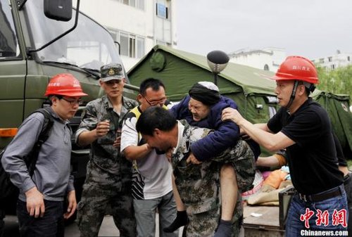 李克強一線部署抗震救災 將再赴醫院看望受傷群眾