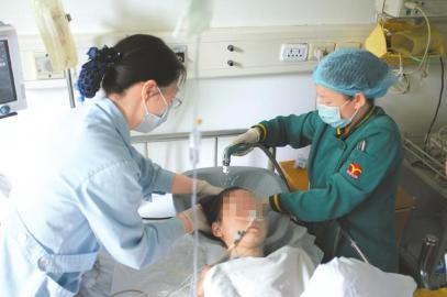 5歲女孩被埋廢墟下半小時醒來后把媽媽叫大姨