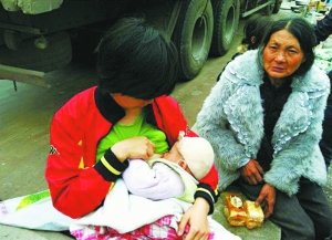 志愿者給地震孤兒喂奶被贊“最美媽媽”(圖)
